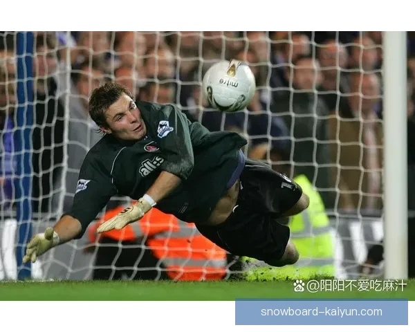 诺伊尔展现出卓越门线反应，状态持续回暖备受关注